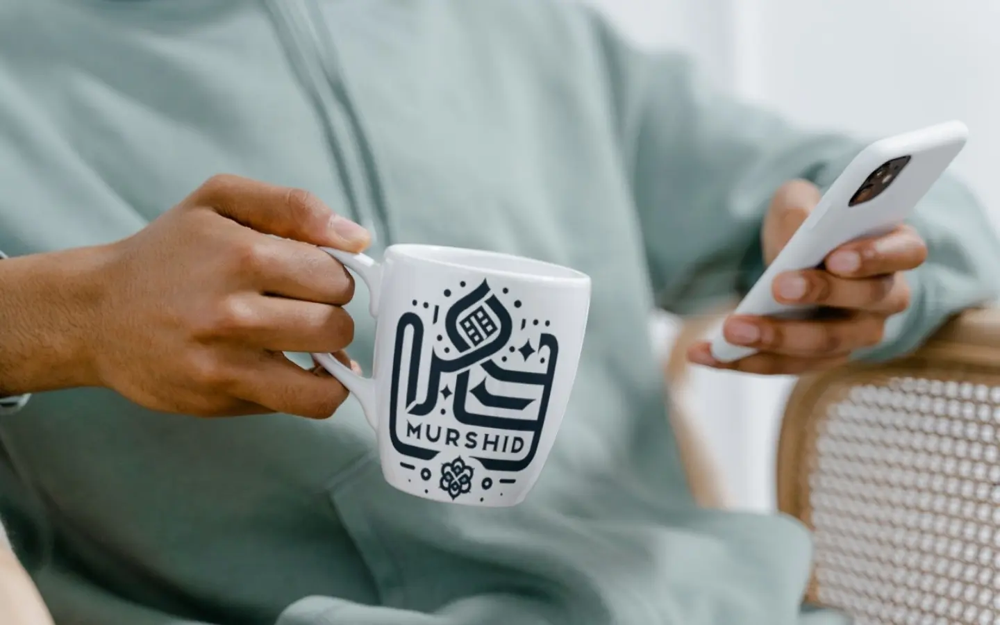 Une personne consultant Murshid depuis son téléphone