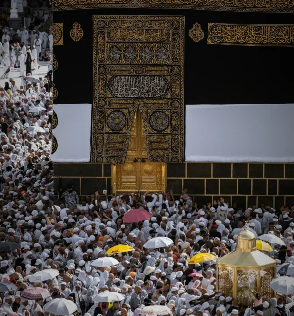 La porte dorée de la Kaaba entourée de pèlerins