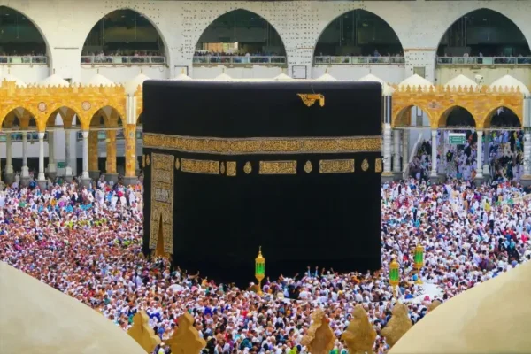La Kaaba entourée de pèlerins autour du Masjid al-Haram