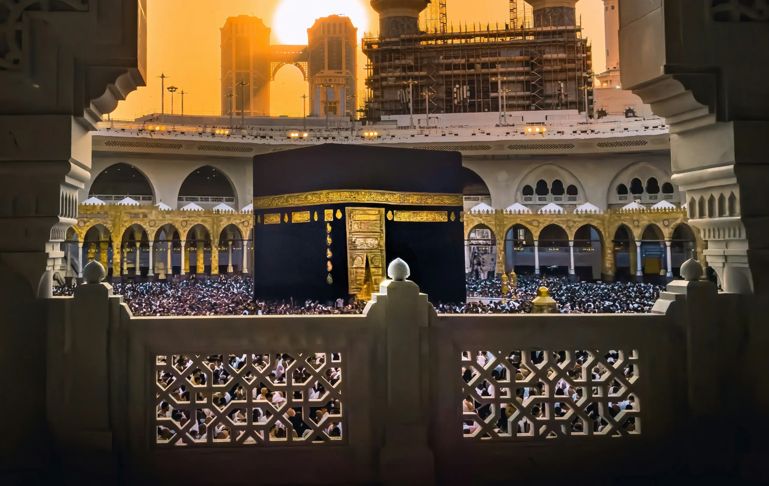 La Kaaba au coucher du soleil, vue depuis la Masjid al-Haram