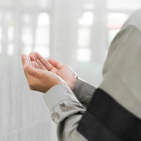 Une personne en invocation, mains ouvertes